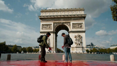 Arc de Triomphe : Greenpeace asperge de peinture la Place de l’Étoile pour alerter sur l'échec climatique